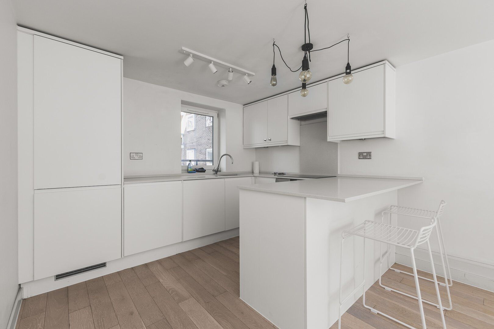 Fridge, oven, dishwasher, coffee/tea maker