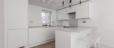 Réfrigérateur, four, lave-vaisselle, cafetière/bouilloire