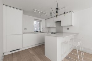 Fridge, oven, dishwasher, coffee/tea maker