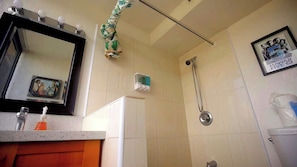 Secador de cabelo, toalhas de banho, sabonete, papel higiênico
