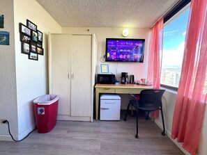 Interior - Family/Friends Hotel in Terrific Honolulu  Room, AC (Honolulu)