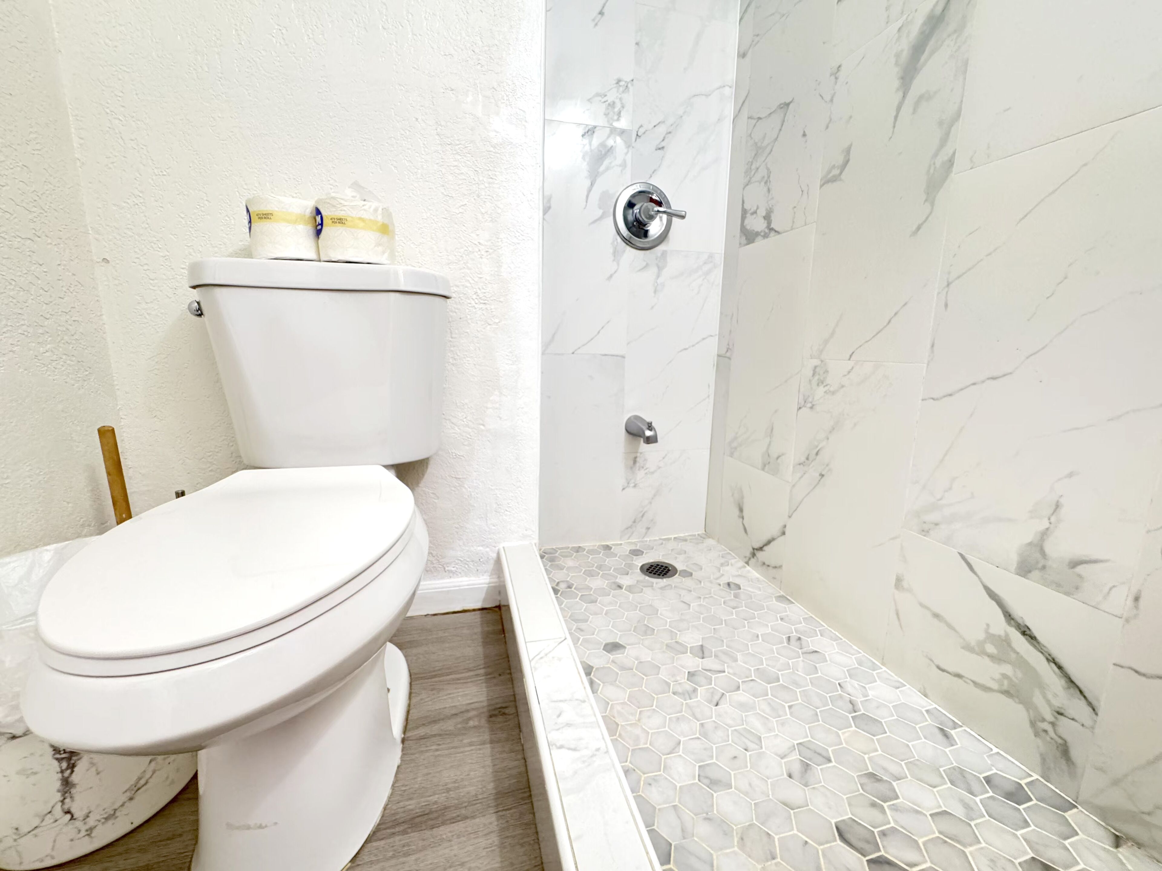 Secadora de cabello, toallas, jabón, papel de baño 