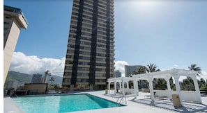 Outdoor pool - Family/Friends Hotel in Terrific Honolulu Room, AC (Honolulu)