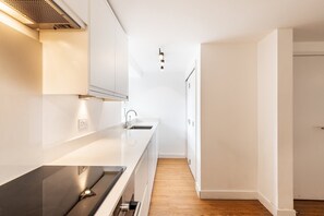 Refrigerador, horno, lavavajillas y cafetera y tetera 