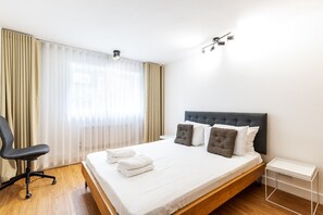 2 habitaciones y tabla de planchar con plancha 