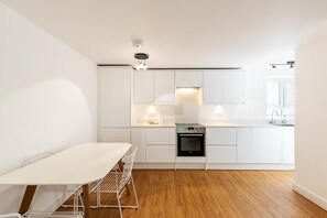 Refrigerador, horno, lavavajillas, cafetera/tetera