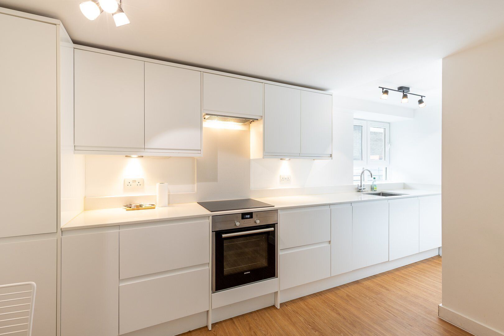 Fridge, oven, dishwasher, coffee/tea maker