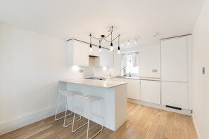 Fridge, oven, dishwasher, coffee/tea maker - Belgravia Living – 2-Bed, 2-Bath Home with Balcony (London)