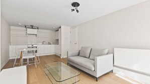 Ein modernes Apartment mit Küche, Essbereich und Wohnzimmer.