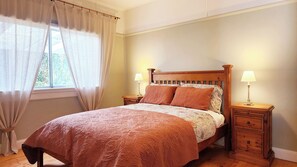 3 bedrooms, iron/ironing board, WiFi, bed sheets
