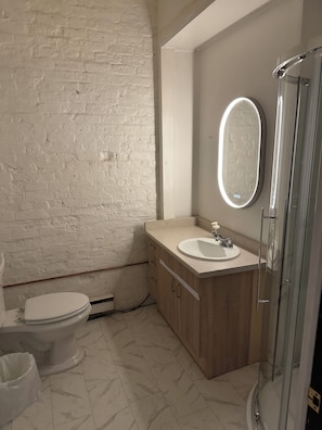 Haartrockner, Handtücher, Seife, Toilettenpapier