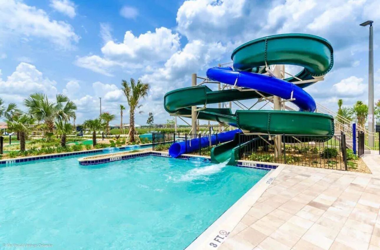 Un parc aquatique avec plusieurs toboggans et une piscine.