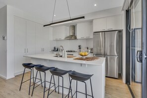 Frigorífic, microones, forn i placa de cuina 