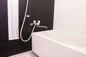 Appartamento | Bagno | Combinazione doccia/vasca, asciugacapelli, asciugamani, shampoo