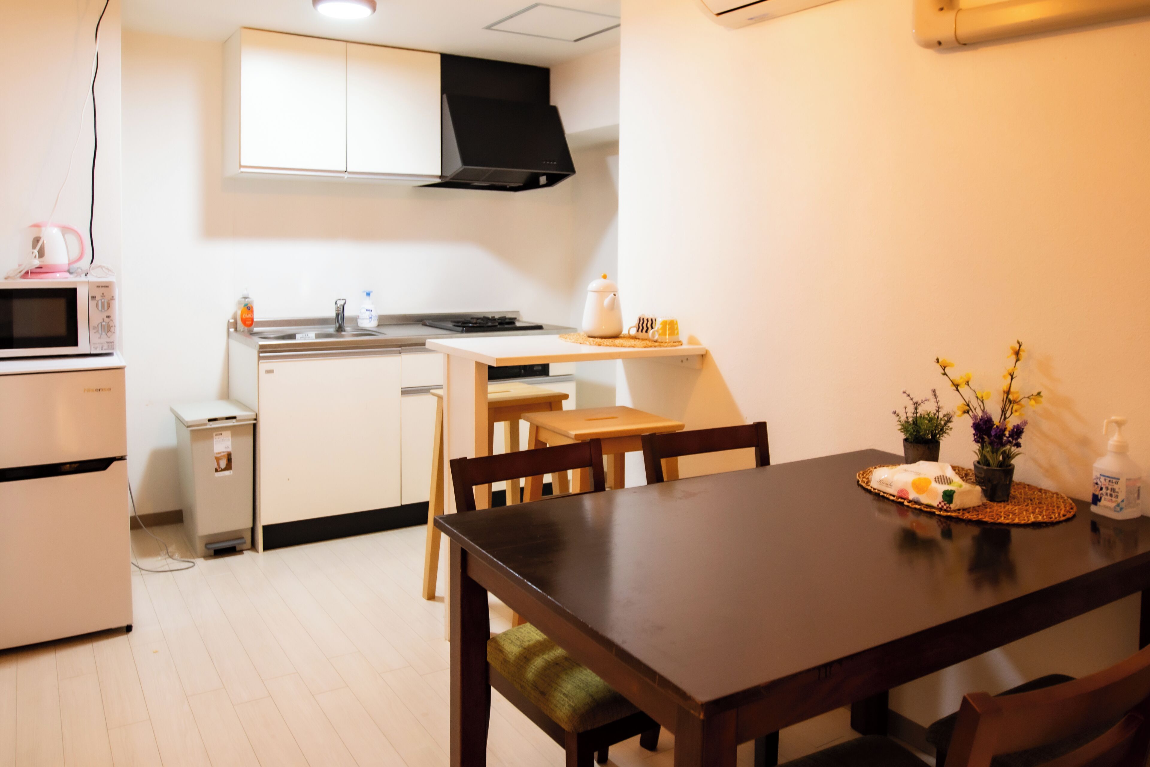 アパートメント | 専用キッチン | 大型冷蔵庫、電子レンジ、コンロ、調理器具と食器