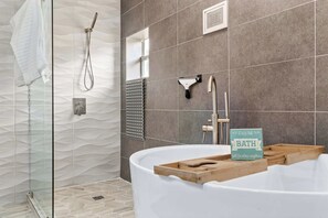 Een douche, een haardroger, handdoeken, shampoo