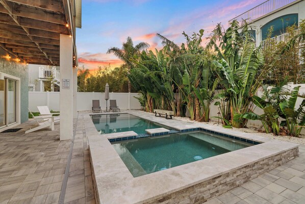 Unclassified image, 1 of 128, button