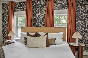 5 bedrooms, desk, iron/ironing board, travel crib