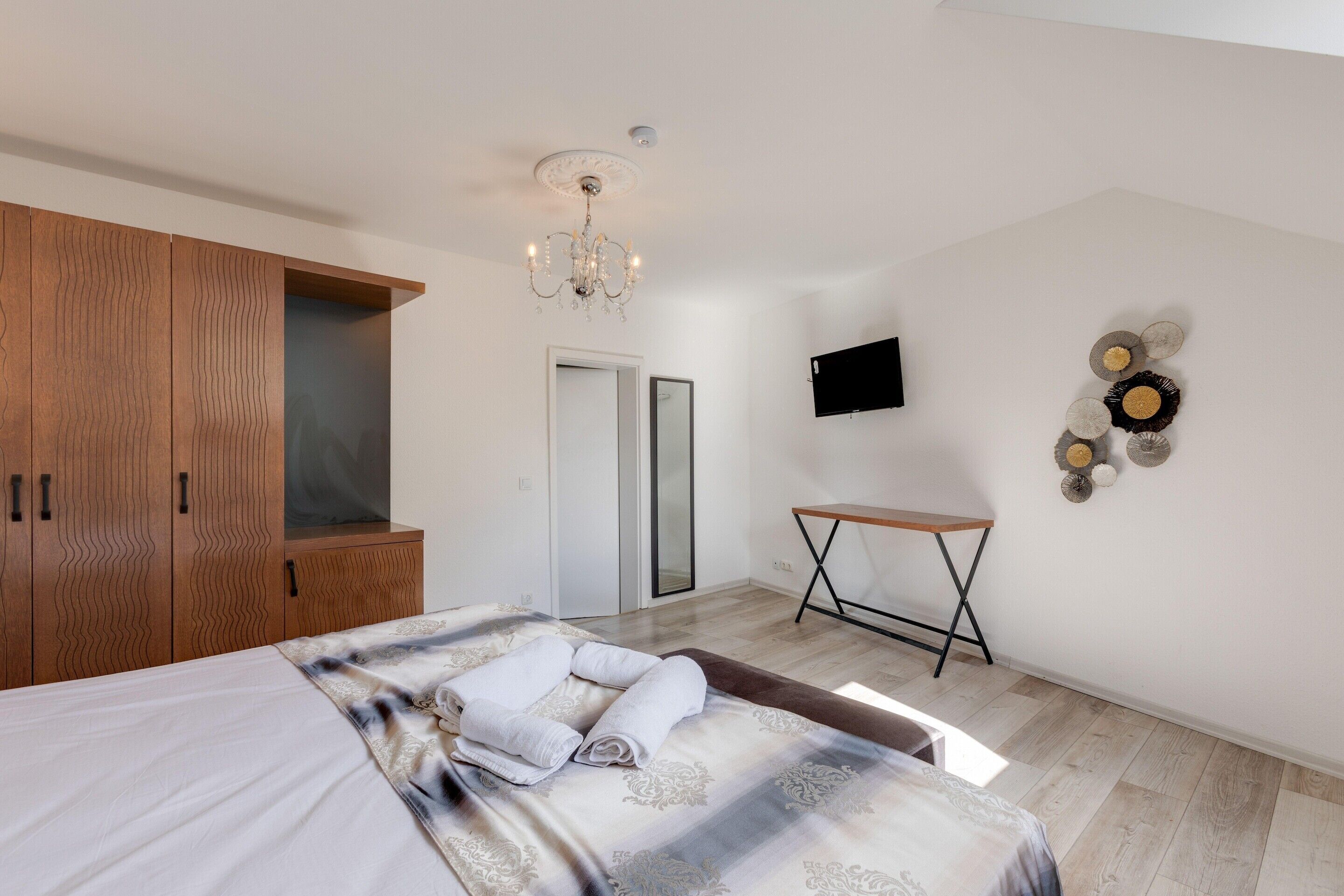 Deluxe Apartment, 2 Bedrooms | 6 bedrooms, individually furnished, bed sheets