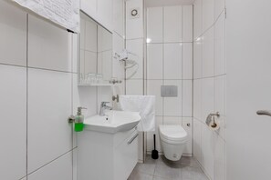 Deluxe-Apartment, 2 Schlafzimmer | Badezimmer | Dusche, Haartrockner