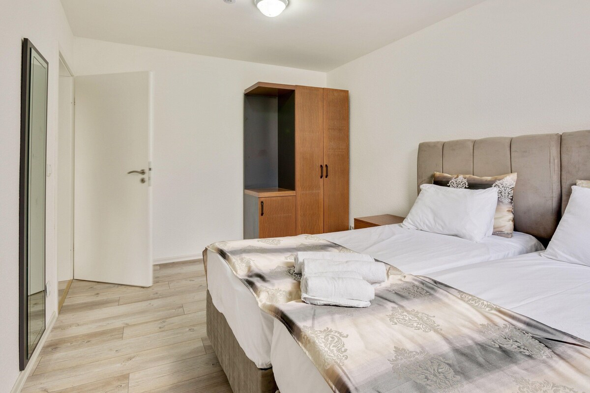6 bedrooms, individually furnished, bed sheets