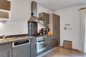 Comfort-Chalet, 2 Schlafzimmer | Eigene Küche | Kühlschrank, Mikrowelle, Ofen, Geschirrspüler