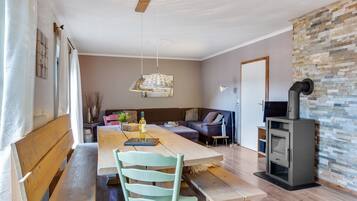Comfort-Chalet, 2 Schlafzimmer | Wohnzimmer | Kamin