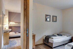 Comfort Chalet, 2 Bedrooms | 9 bilik tidur, dilengkapkan perabot secara berasingan, cadar katil 