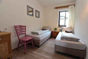 9 bedrooms, individually furnished, bed sheets - Chalet in Leogang Near Ski Slopes (Leogang)