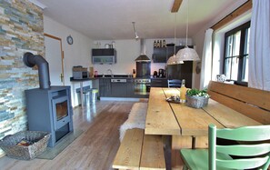 Classic Chalet, Multiple Bedrooms | Dapur peribadi | Peti sejuk, ketuhar gelombang mikro, ketuhar 
