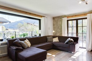 Deluxe Chalet, 2 Bedrooms | Ruang tamu | Pendiangan 