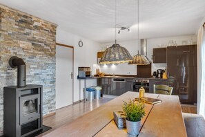 Nhà gỗ tiện nghi đơn gi ản, 2 phòng ngủ | Bếp riêng | Tủ lạnh, lò vi sóng, lò nướng, máy rửa bát 