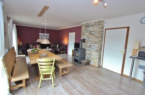 Classic Chalet, Multiple Bedrooms | Private kitchen | Fridge, microwave, oven, dishwasher - Chalet in Leogang Near Ski Slopes (Leogang)