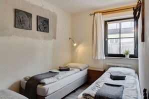 9 bedrooms, individually furnished, bed sheets - Chalet in Leogang Near Ski Slopes (Leogang)