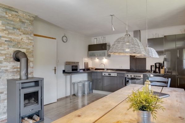 Deluxe chalet, 2 slaapkamers | Privékeuken | Een koelkast, een microgolfoven, een oven, een vaatwasser