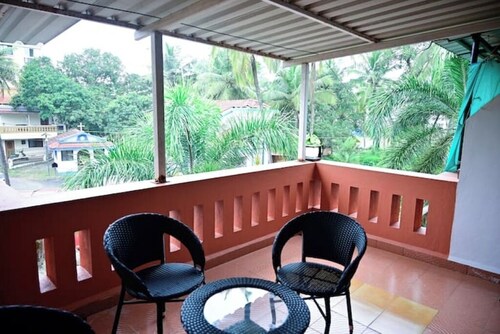 Styled midcentury apartment with huge terrace. 5 minute walk to the beach!