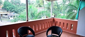 Styled midcentury apartment with huge terrace. 5 minute walk to the beach!