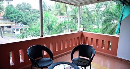 Styled midcentury apartment with huge terrace. 5 minute walk to the beach!