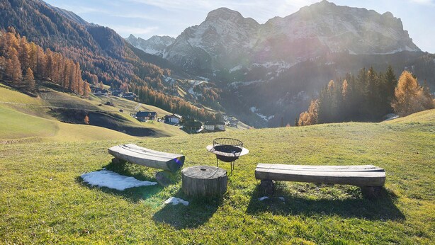 A mountainous landscape with a clear sky, a wooden bench, and a metal grill in the foreground. - Apartment 'Rît' with Mountain View, Shared Terrace and Wi-Fi (La Valle)