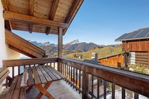 Outdoor dining - Apartment 'Rît' with Mountain View, Shared Terrace and Wi-Fi (La Valle)