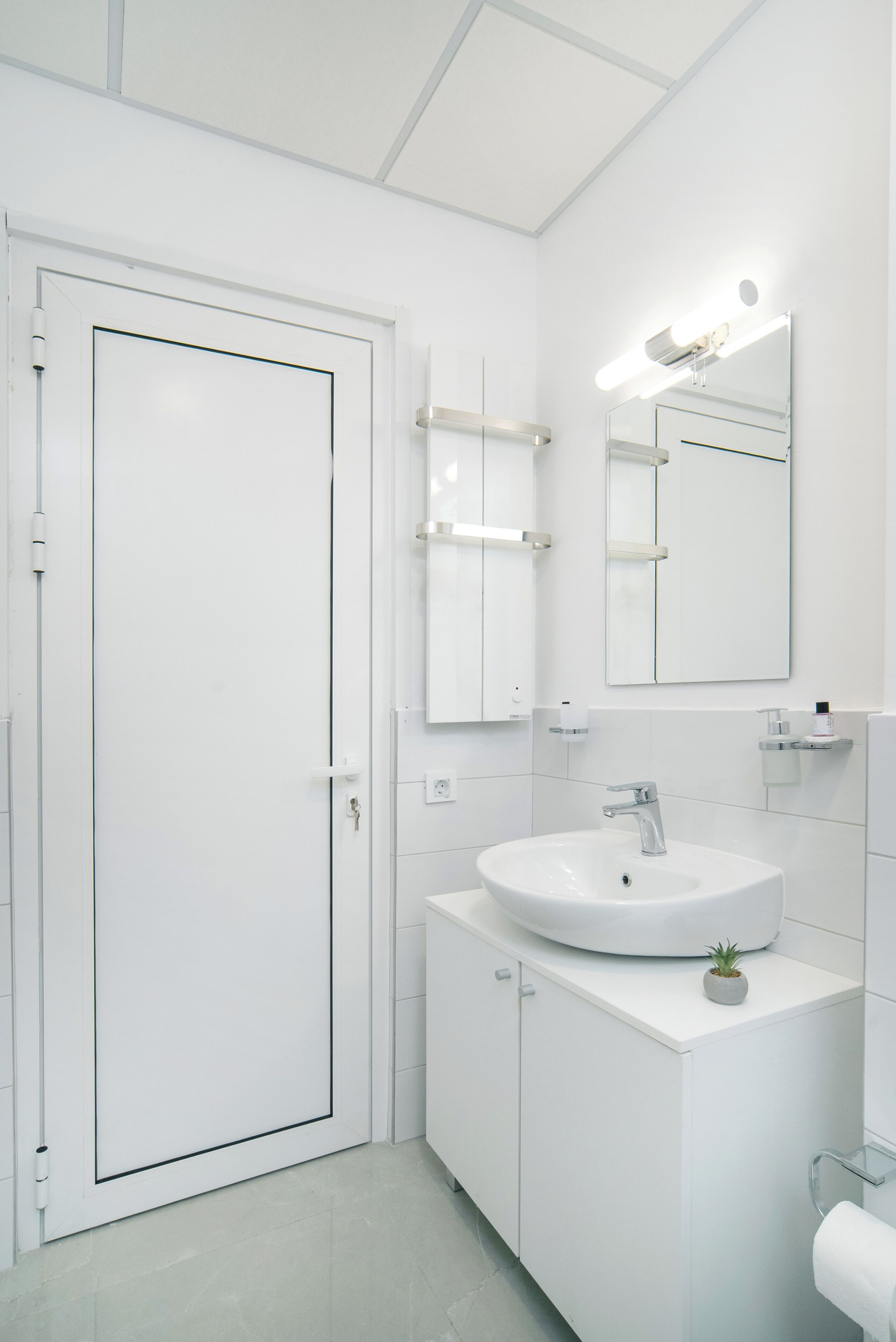 Deluxe Apartment | Bathroom | Shower, free toiletries, hair dryer, towels