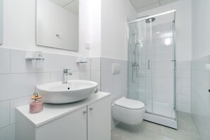 Apartamento luxo | Banheiro | Chuveiro, produtos de toalete grátis