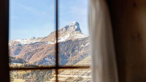 A mountain view through a window with a wooden interior. - Apartment 'Ciablun Sas Dla Crusc' with Mountain View, Shared Terrace and Wi-Fi (La Valle)