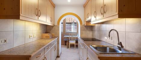 Geladeira, micro-ondas, cooktop, lava-louças