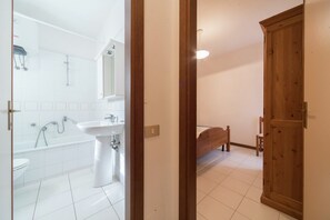 Classic Apartment, 3 Bedrooms | Bilik Mandi | Pancuran mandi 