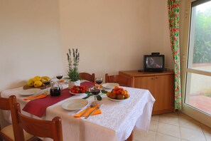 Deluxe Apartment, 2 Bedrooms | Dining