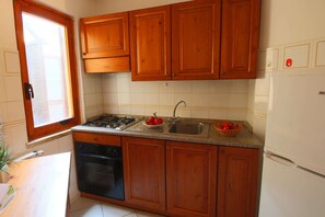 Comfort Apartment, 4 Bedrooms | Private kitchen | Coffee/tea maker