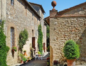 View from property - Charming House in Tuscany With Pool & Views (Sovicille)