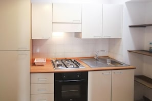 Deluxe Apartment, 1 Bedroom | Private kitchen