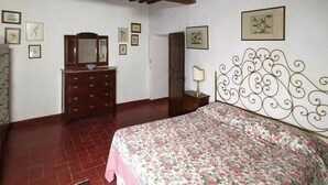 Room - Charming House in Tuscany With Pool & Views (Sovicille)